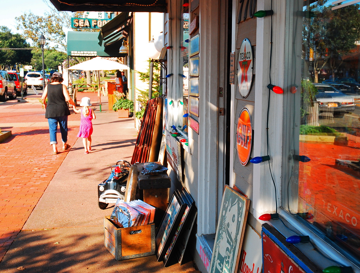 Sidewalk display with retro decor items