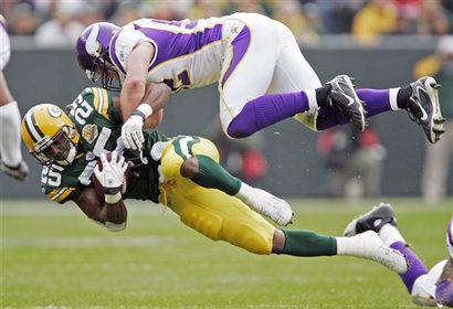 Green Bay player tackled by Minnesota opponent