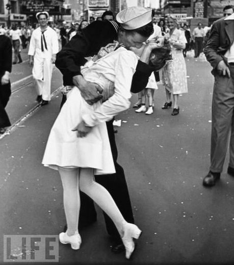 Sailor kissing nurse in Times Square