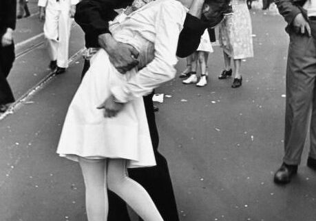 Sailor kissing nurse in Times Square